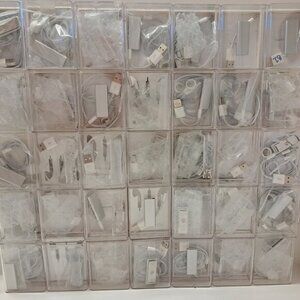 1X Apple IPod Shuffle 3rd Generation Silver 2gb Very Good To Like New